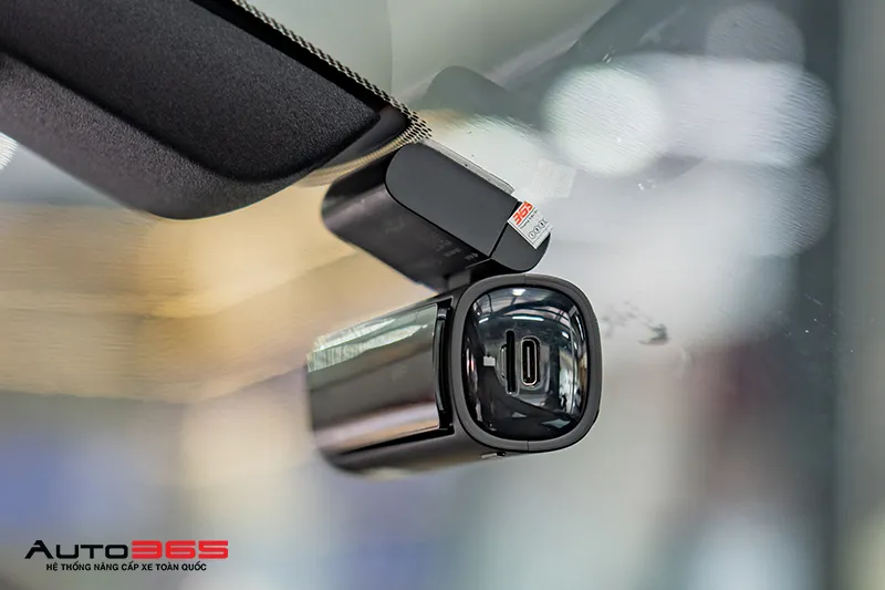 Cận cảnh thân camera và giá gắn phía trong kính lái