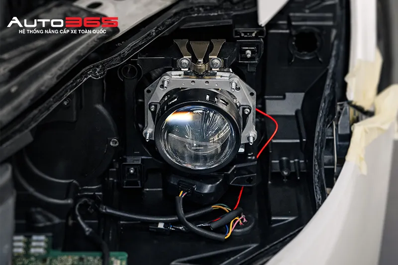 Cụm đèn chính Mazda 6 được mở để lắp bi LED