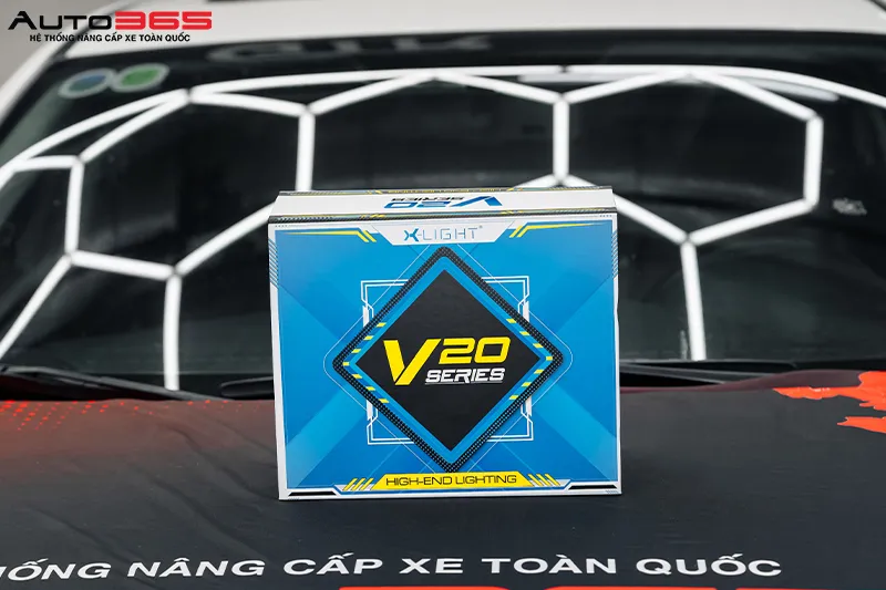 Hộp sản phẩm X-Light V20 Series trong bộ ảnh Mazda 6