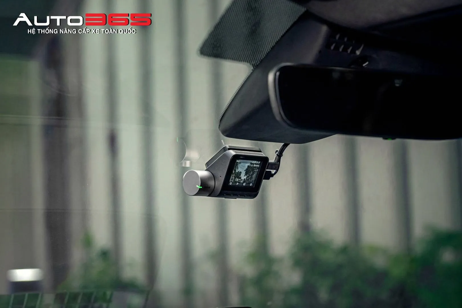 Camera trước được bố trí gần cụm gương chiếu hậu, hướng ống kính về phía trước kính lái.