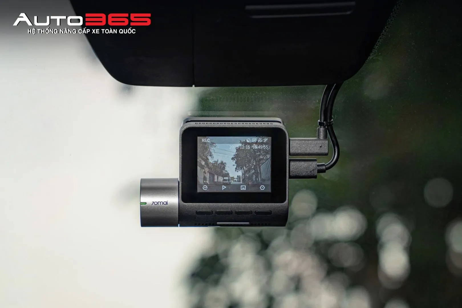 Màn hình A510 hiển thị trạng thái ghi hình và khung hình từ camera phía trước.