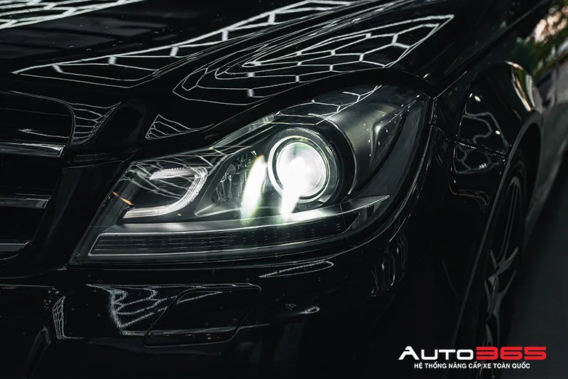 Cụm đèn bi Xenon nguyên bản trên Mercedes C300 AMG 2014 trước nâng cấp