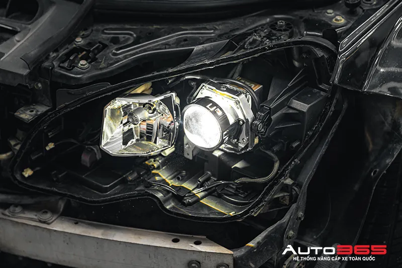 Bi LED X-Light V20 New 2025 trong cụm đèn Mercedes C300 AMG 2014 khi lắp đặt