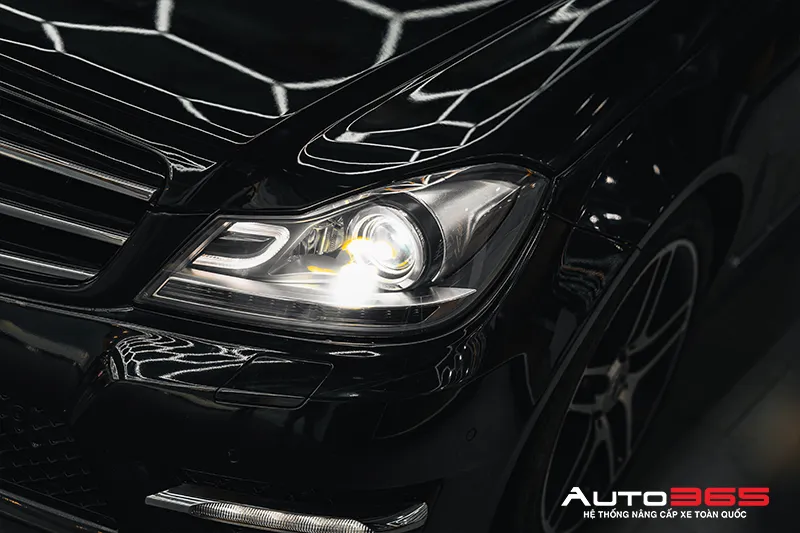 Cụm đèn Mercedes C300 AMG 2014 sau khi lắp bi LED X-Light V20 New 2025