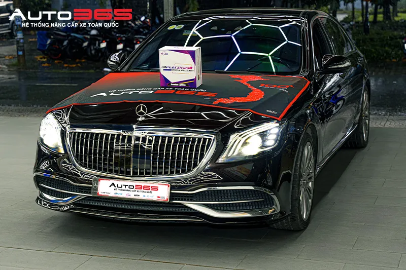 Chiếc S450L với hai đèn chính đang bật và hộp sản phẩm trên nắp ca-pô