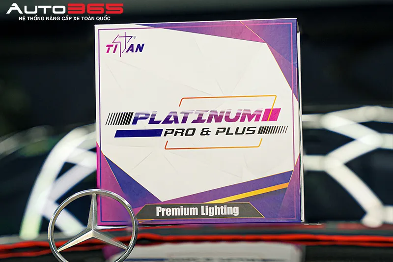 Hộp Titan Platinum Pro và Plus đặt trên nắp ca-pô