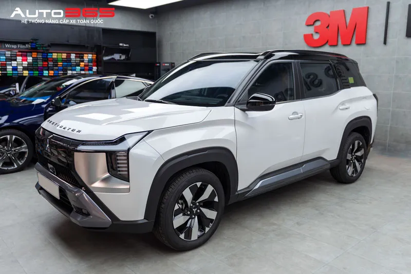 Ngoại thất Mitsubishi Destinator màu trắng nhìn từ góc phía trước tại khu vực trưng bày.