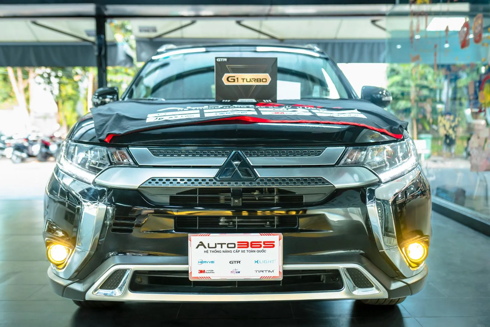 Hình ảnh ngoại quan Mitsubishi Outlander 2020 sau khi hoàn thiện hạng mục lắp bi gầm GTR G1 Turbo tại vị trí đèn gầm.