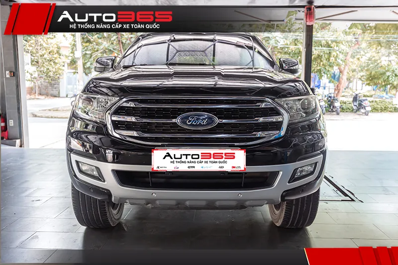 Mặt trước của một chiếc Ford Everest 2021 và khu vực đèn gầm.