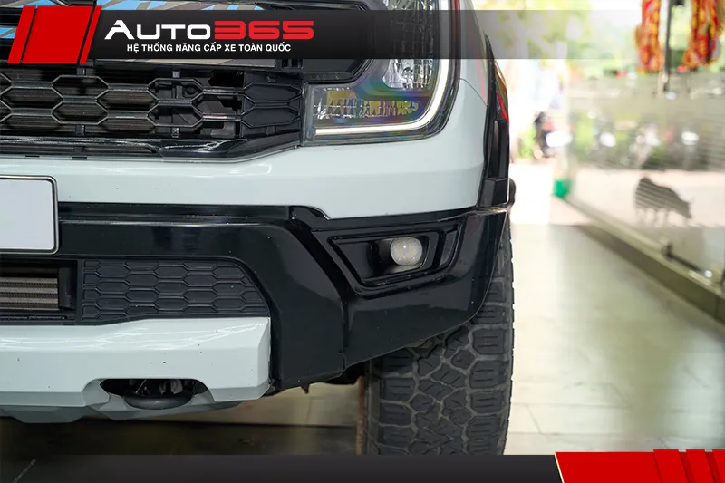 Khu vực đèn gầm nguyên bản của Ford Ranger XLS 2023 trước khi lắp bi gầm