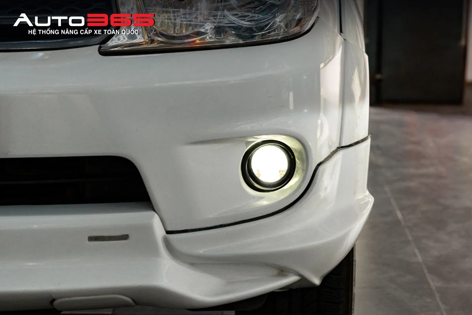 Cận cảnh vị trí đèn gầm trên một Toyota Fortuner trong bộ ảnh được cung cấp. Ảnh dùng để minh họa vị trí lắp, không dùng để suy ra đời xe.