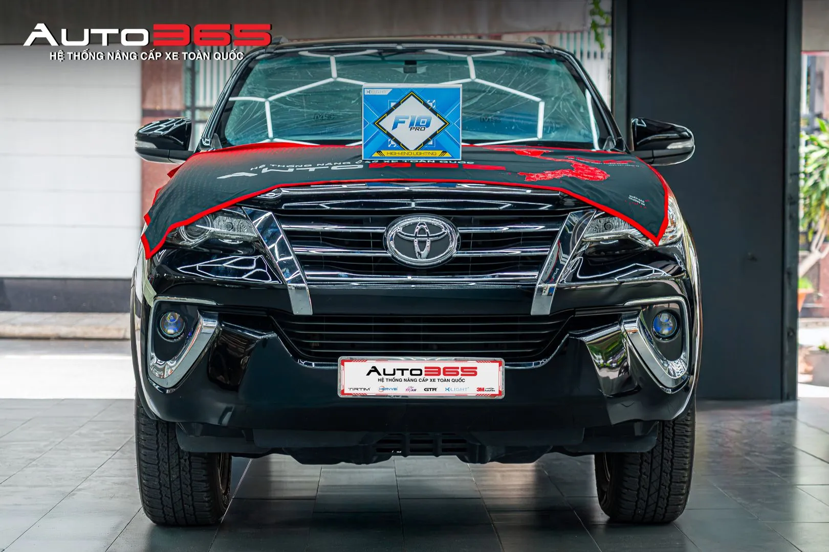 Toyota Fortuner trong bộ ảnh nâng cấp đèn gầm tại Auto365.vn - Trụ Sở Chính. Hộp X-Light F10 Pro được đặt trên xe để nhận diện cấu hình trong ảnh.