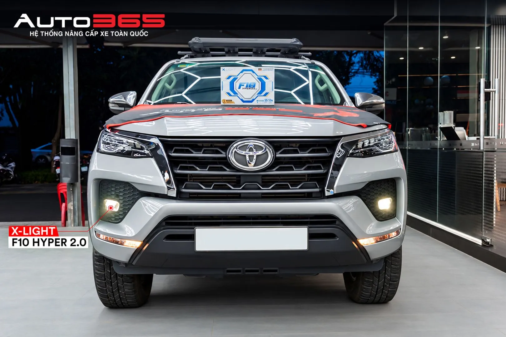 Toyota Fortuner trong bộ ảnh X-Light F10 Hyper 2.0 tại Auto365.vn - Trụ Sở Chính. Kích thước lens 2.0 inch không thay cho bước kiểm tra hốc đèn.