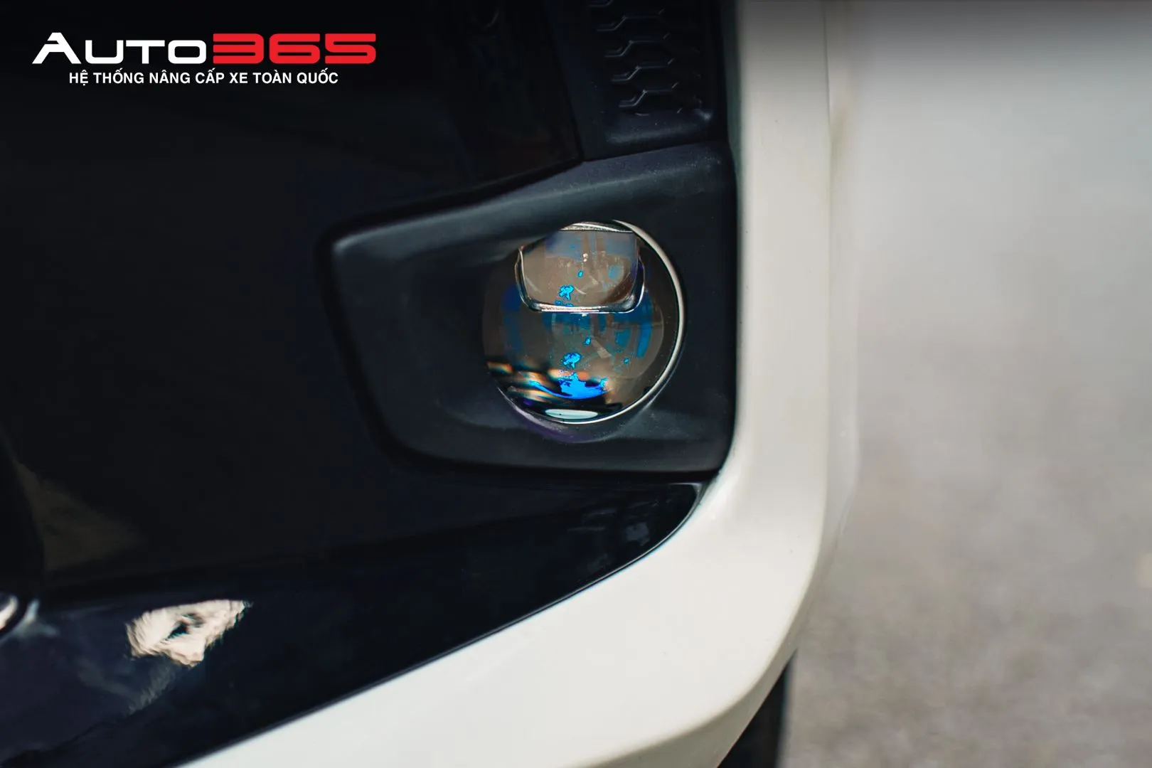 Chi tiết lens bi gầm trong hốc đèn phía trước của Toyota Vios màu trắng.