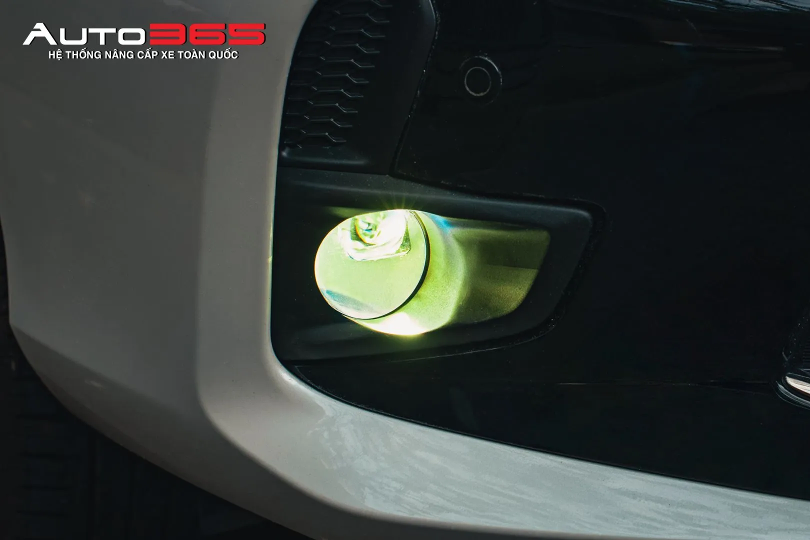 Cụm bi gầm được bật sáng trong bộ ảnh hoàn thiện tại Auto365.vn – Trụ Sở Chính.