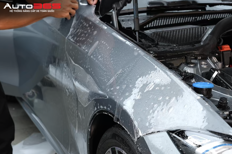 PPF 3M 150 Gloss được thi công trên tai xe BMW 330i, một trong những khu vực thường xuyên chịu tác động khi sử dụng