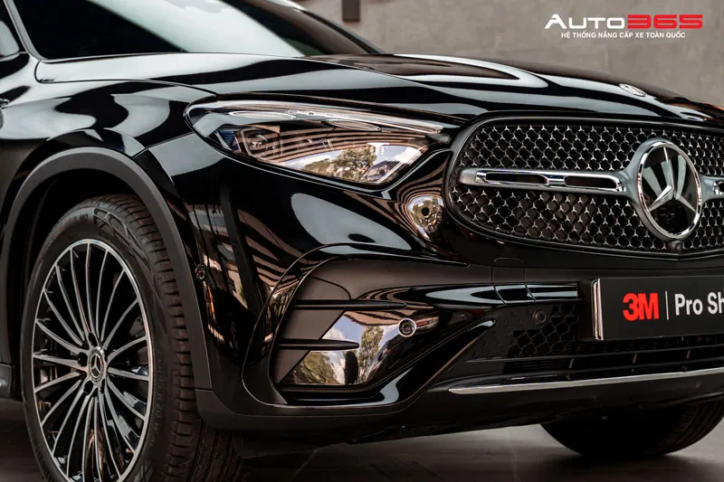 Cận cảnh cản trước và cụm đèn pha xe Mercedes-Benz màu đen