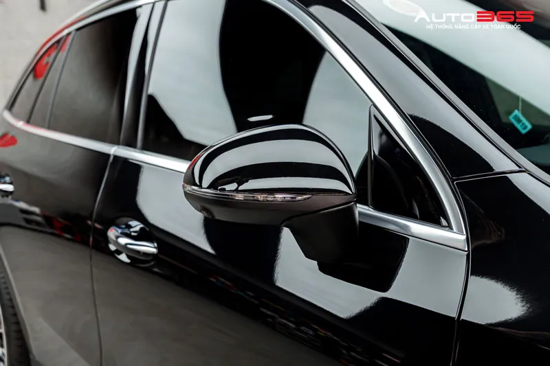 Cận cảnh gương chiếu hậu bên ngoài xe Mercedes-Benz màu đen