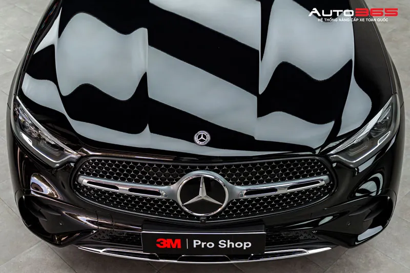 Cận cảnh nắp ca-pô và phần đầu xe Mercedes-Benz màu đen