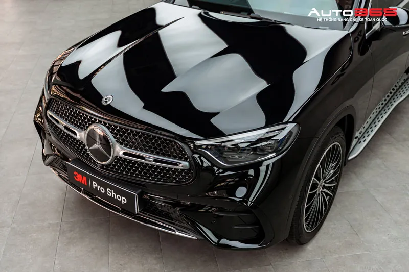 Phần đầu xe Mercedes-Benz màu đen với nắp ca-pô và cản trước