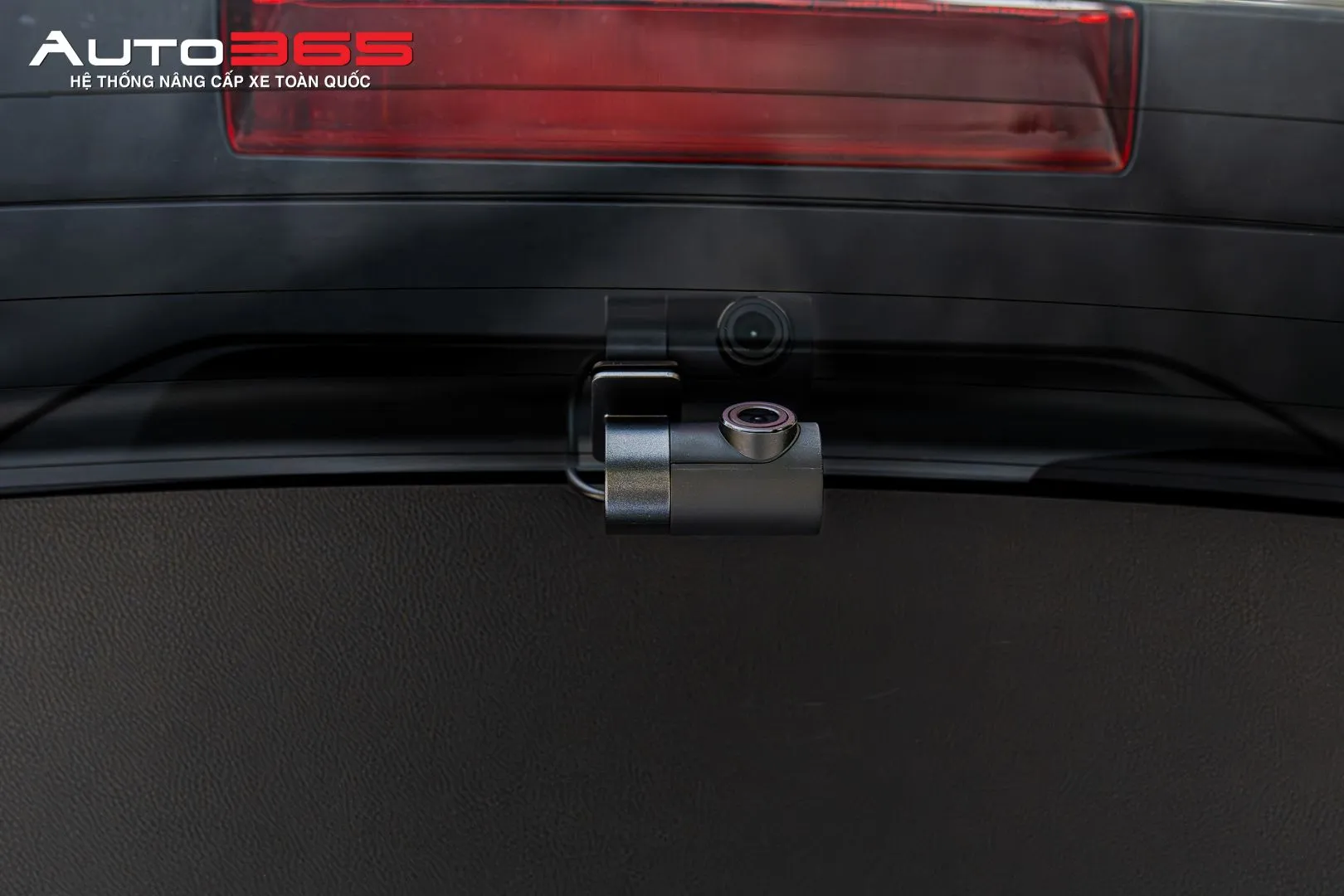Camera phía sau được bố trí tại kính lưng để bổ sung hướng ghi hình phía đuôi Subaru Forester.
