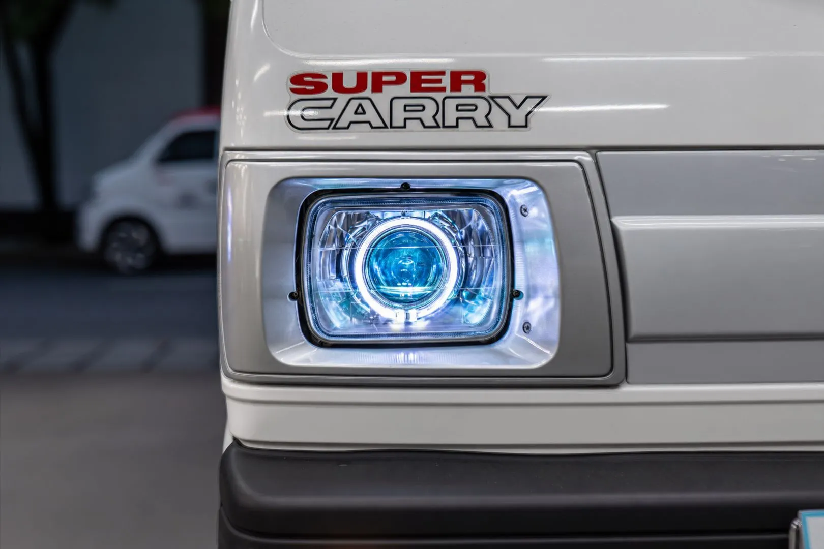 Suzuki Super Carry Van 2020 sau khi hoàn thiện nâng cấp X-Light V20 Base 2025 tại vị trí đèn chính.