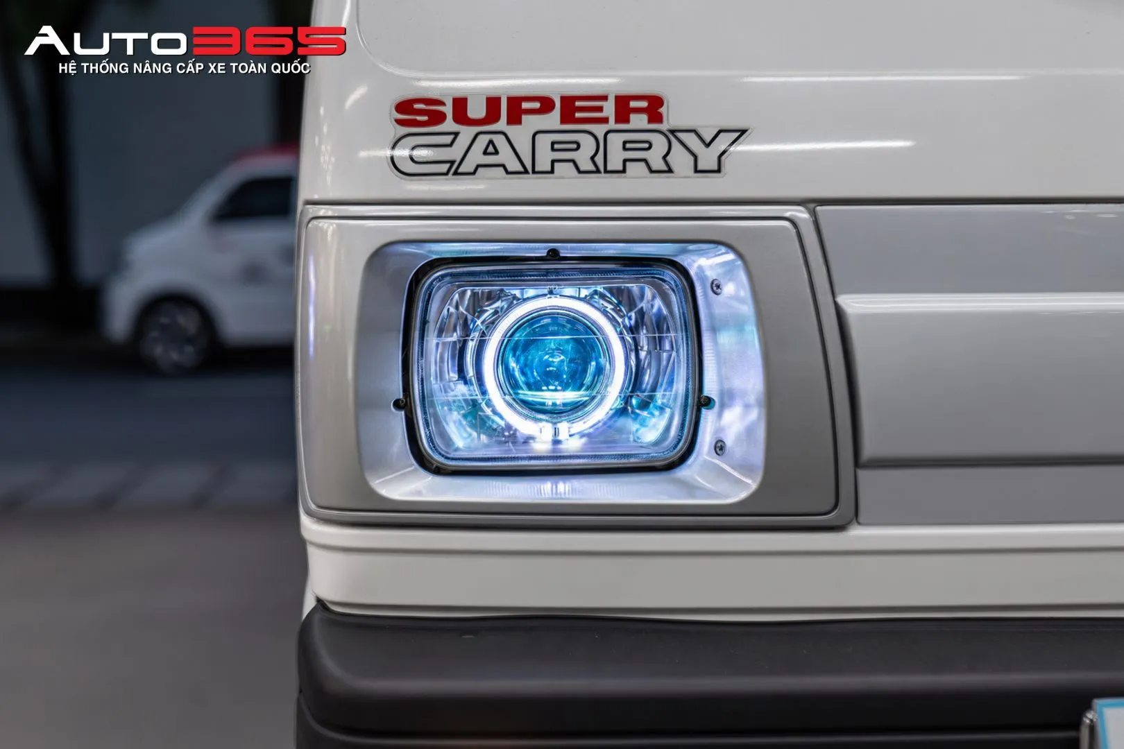 Suzuki Super Carry Van 2020 sau khi hoàn thiện nâng cấp X-Light V20 Base 2025 tại vị trí đèn chính.