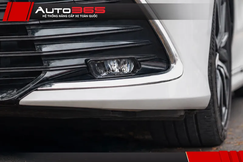 Cụm đèn gầm LED nguyên bản ở góc dưới cản trước Toyota Camry 2024 trước nâng cấp