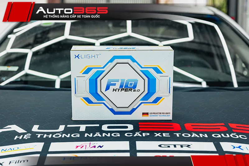 Hộp bi gầm X-Light F10 Hyper 2.0 bản 5000K đặt trên nắp capo Toyota Camry 2024