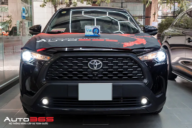 Chiếc xe tại Auto365 cùng hộp sản phẩm sử dụng cho hạng mục nâng cấp đèn chính.