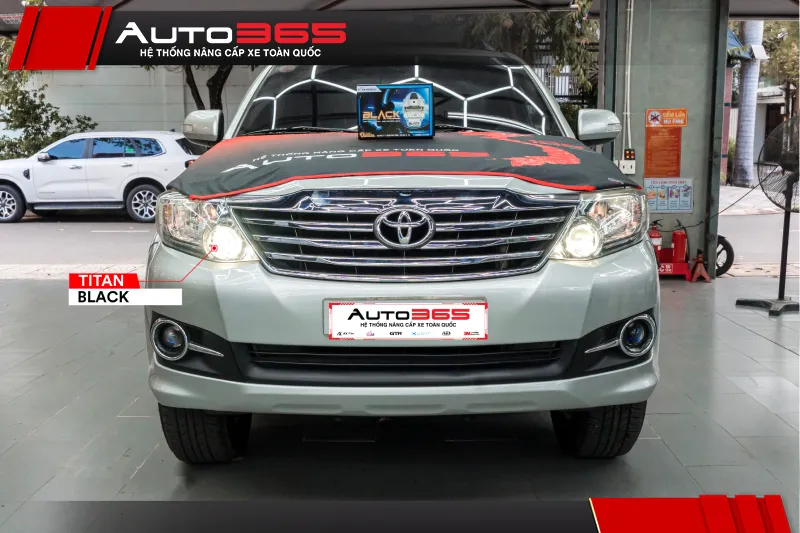 Toyota Fortuner 2014 2.7V sau khi nâng cấp bi LED Titan Black 2026.
