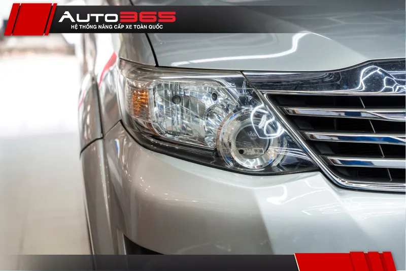 Cụm đèn chính Toyota Fortuner 2014 2.7V trước khi nâng cấp bi LED