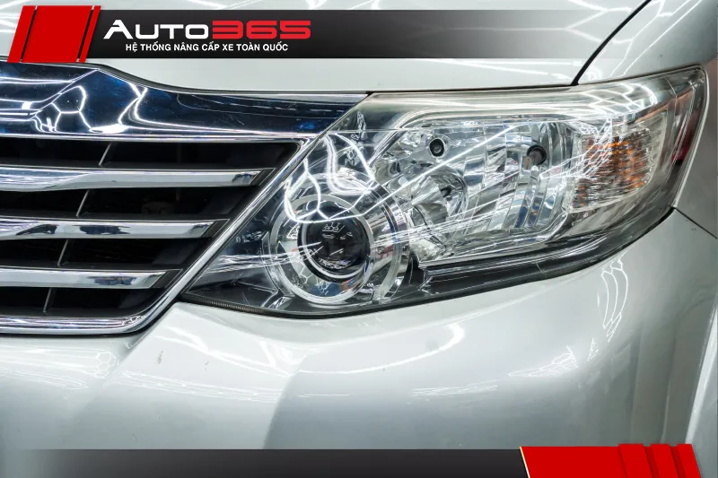 Ngoại quan cụm đèn chính Fortuner 2014 2.7V
