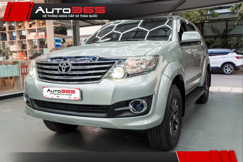 Cụm đèn chính Fortuner 2014 2.7V sau khi lắp Titan Black 2026 lens tròn.