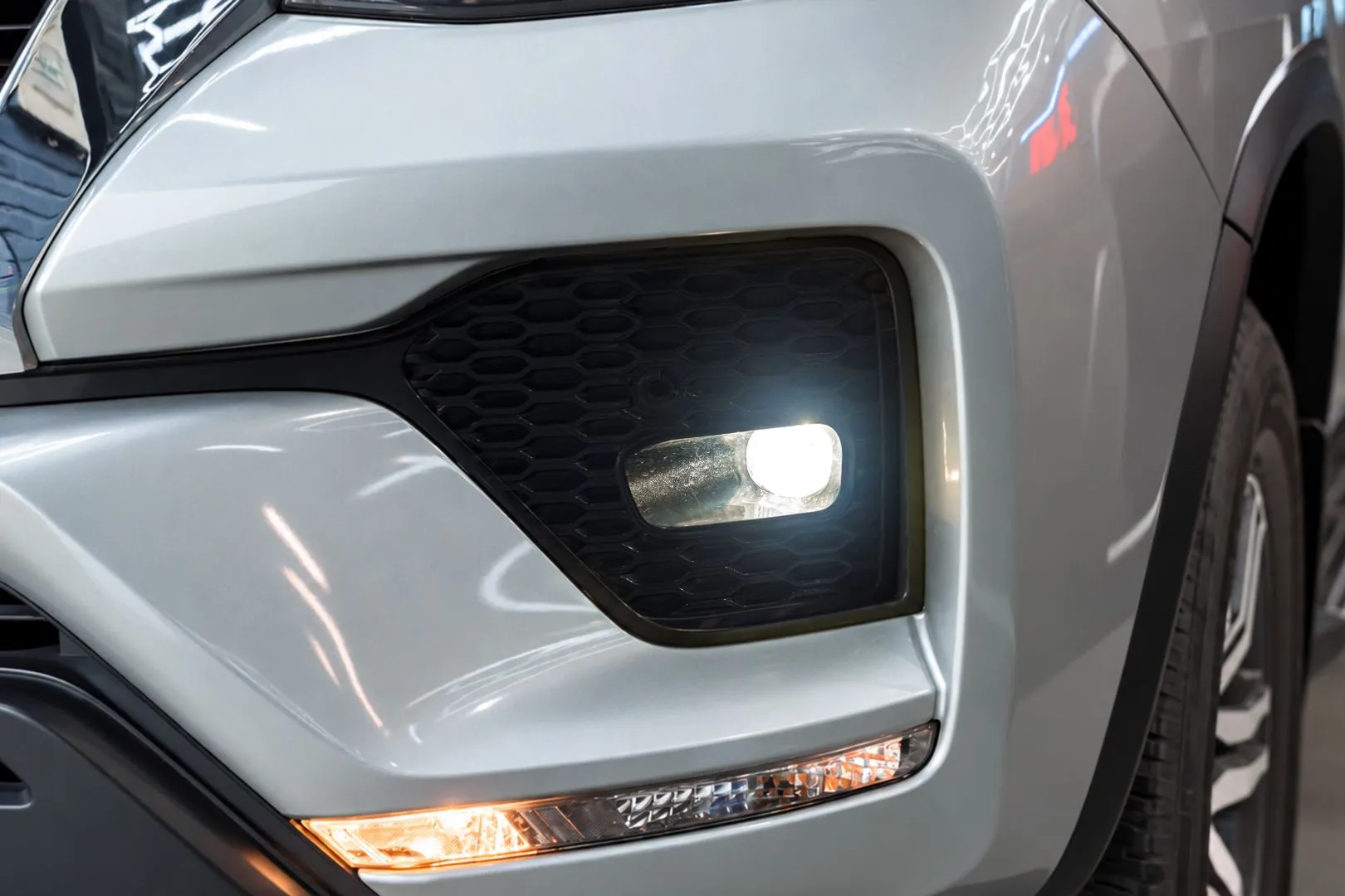Toyota Fortuner 2.4AT 2022 sau khi hoàn thiện nâng cấp X-Light F10 Hyper 2.0 tại vị trí đèn gầm.