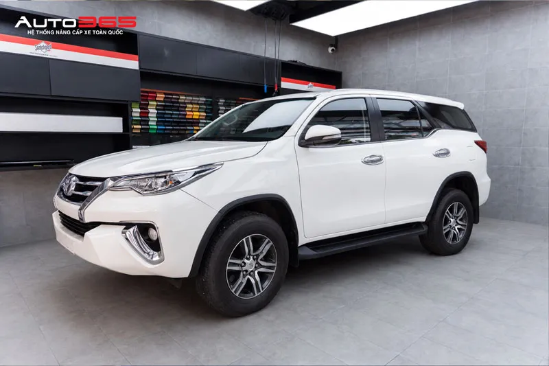 Toyota Fortuner tại khu vực thi công phim cách nhiệt 3M