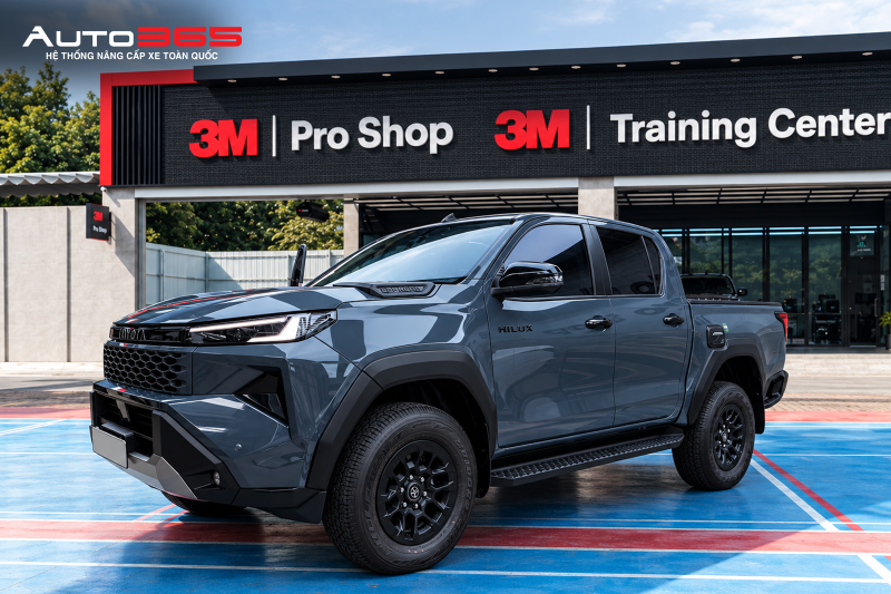 Toyota Hilux tại khu vực 3M Pro Shop & 3M Training Center, nơi chủ xe có thể xem mẫu phim trước khi chốt độ sáng cho từng vị trí kính