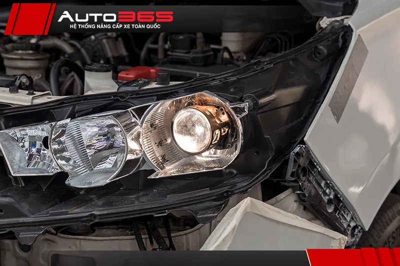 Bi LED X-Light V30 Ultra 2026 trong cụm đèn của Innova 2019 khi lắp đặt