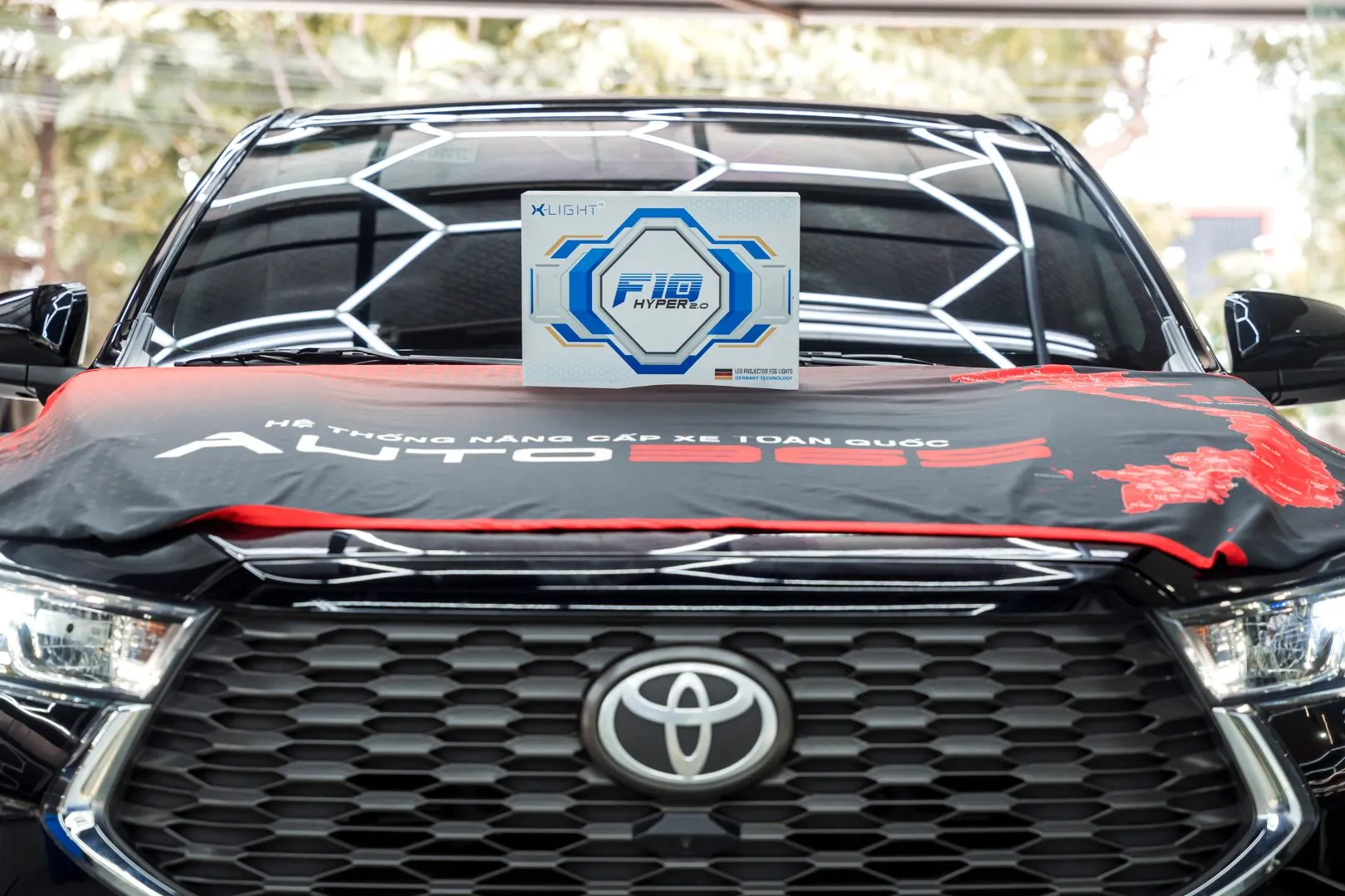 Cận cảnh hộp sản phẩm X-Light F10 Hyper 2.0 trên Toyota Innova Cross