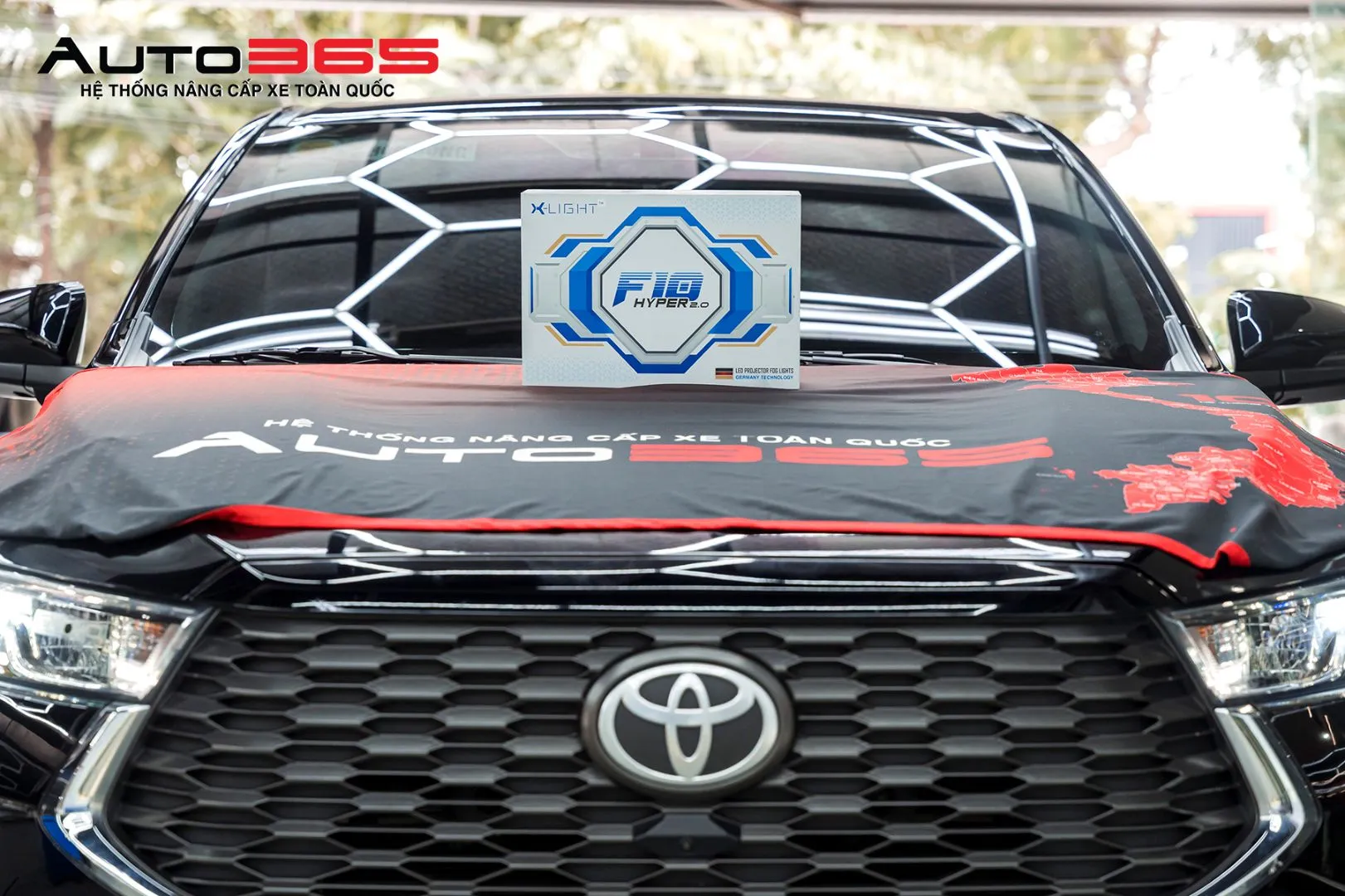 Cận cảnh hộp sản phẩm X-Light F10 Hyper 2.0 trên Toyota Innova Cross