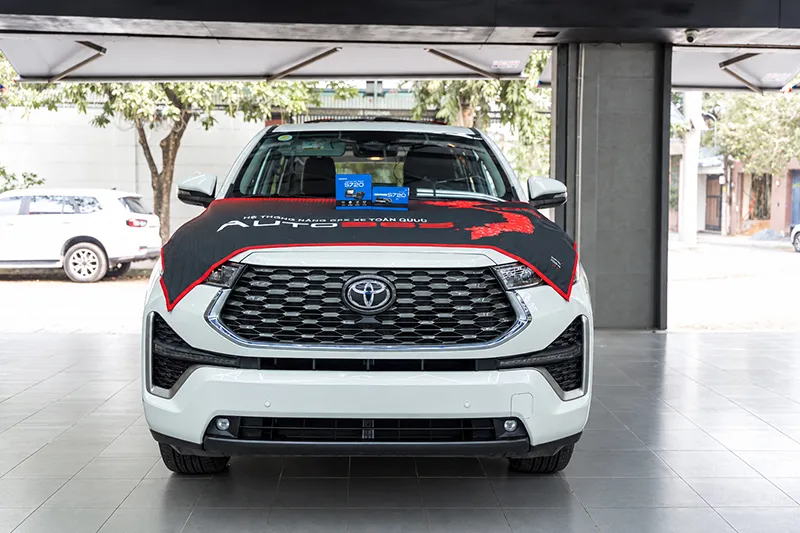 Toyota Innova Cross màu trắng tại xưởng Auto365 sau lắp Vietmap S720