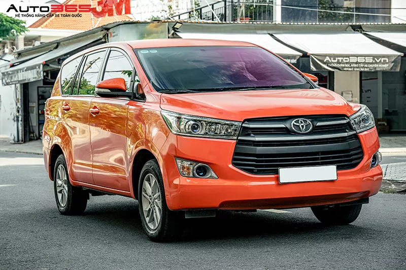 Hình 5. Toyota Innova màu cam dán phim 3M Crystalline Pro, phối CR50 cho kính lái và CR20 cho kính sườn, kính lưng