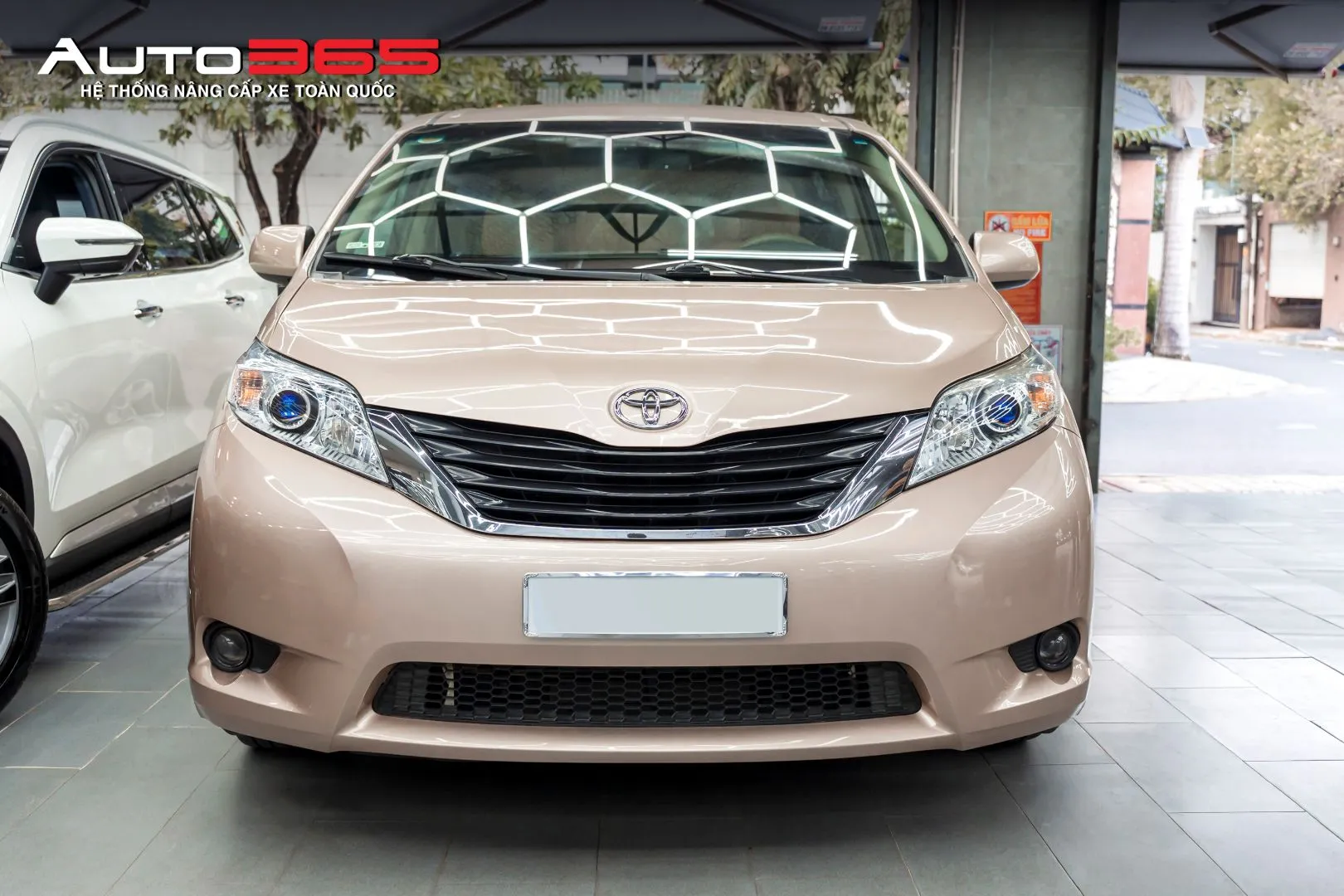 Toyota Sienna XLE 3.5L 2011 sau khi hoàn thiện hạng mục nâng cấp đèn chính tại Auto365.vn – Trụ Sở Chính.