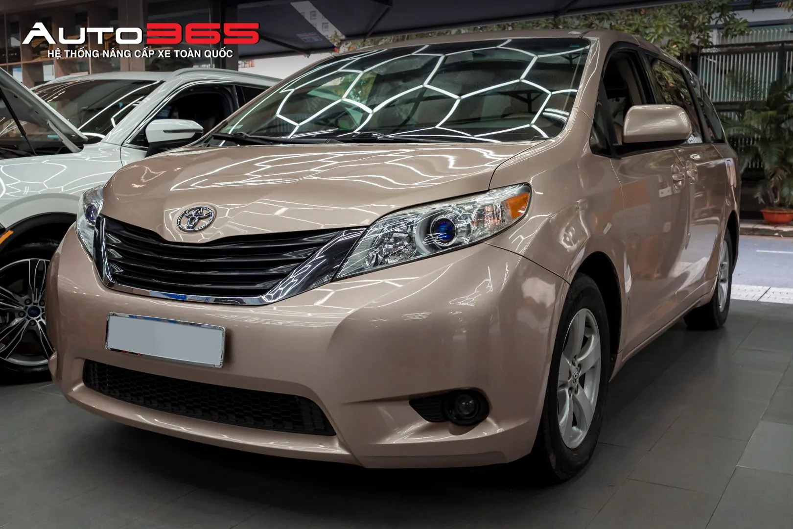 Góc nhìn 3/4 đầu xe Toyota Sienna phía bên lái sau khi hoàn thiện nâng cấp bi Laser.