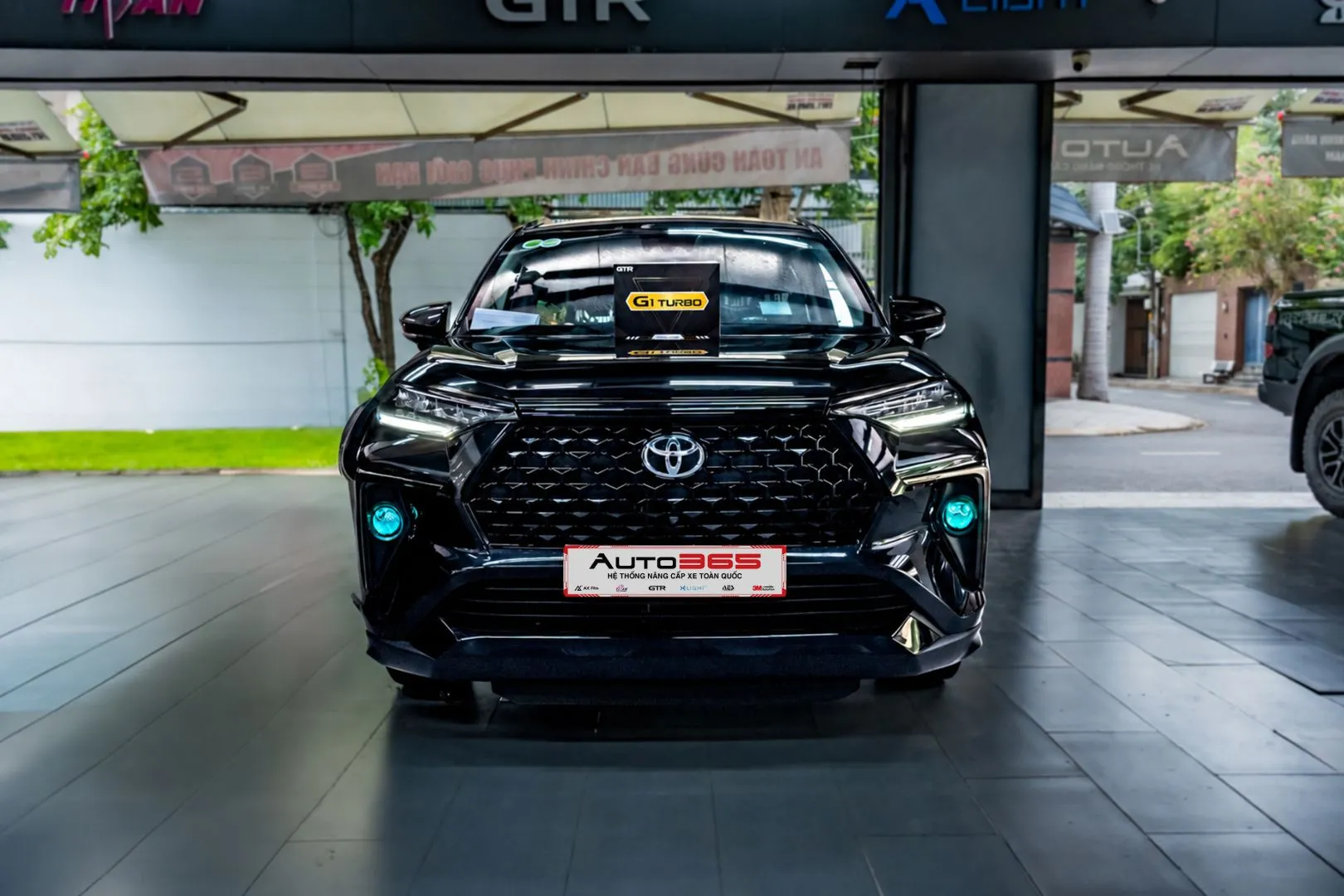 Hình ảnh ngoại quan Toyota Veloz Cross CVT 2023 sau khi hoàn thiện hạng mục lắp bi gầm GTR G1 Turbo tại vị trí đèn gầm.