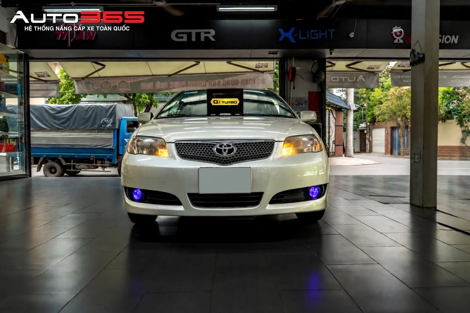 Hình ảnh ngoại quan Toyota Vios 1.5G 2010 sau khi hoàn thiện hạng mục lắp bi gầm GTR G1 Turbo tại vị trí đèn gầm.