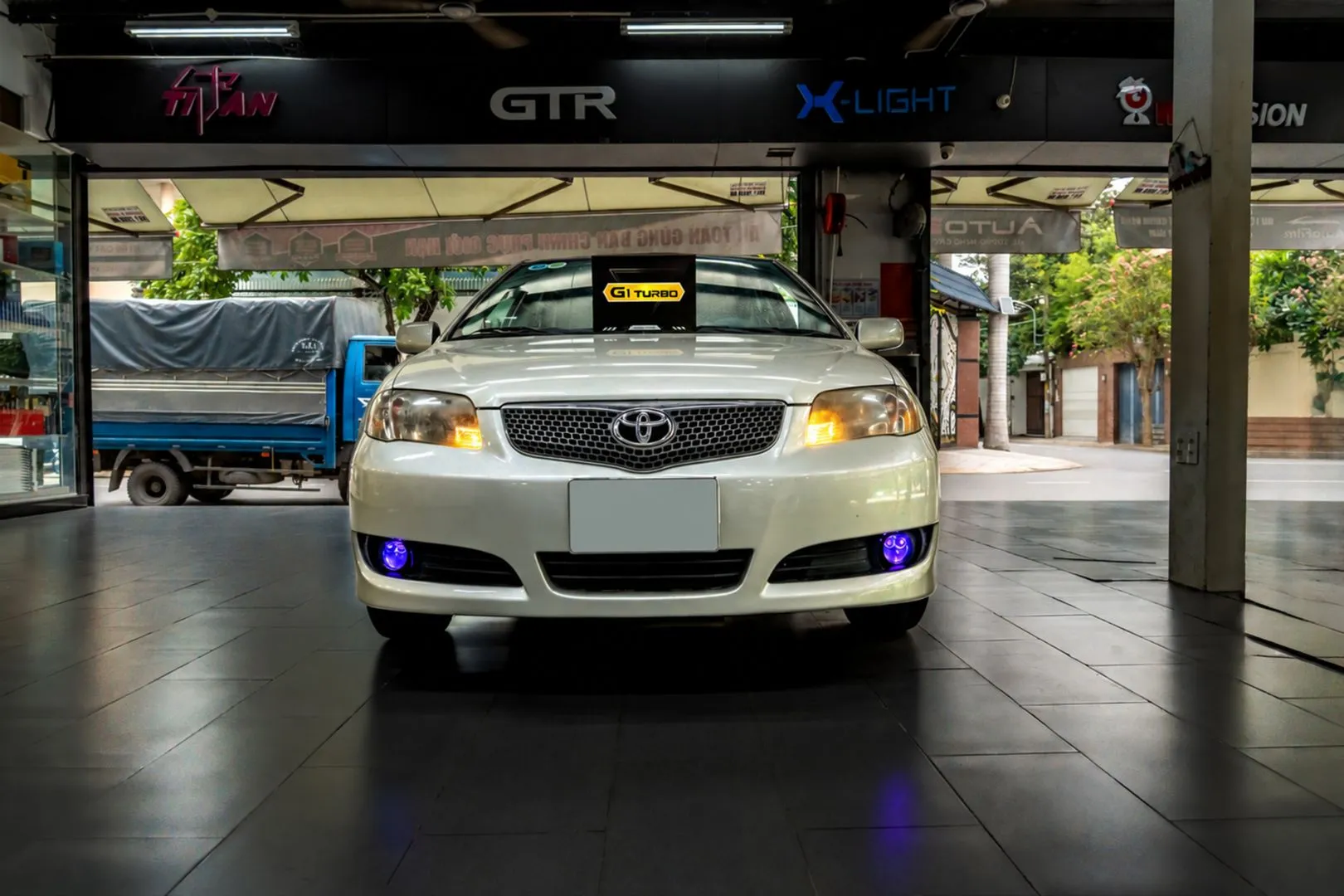 Hình ảnh ngoại quan Toyota Vios 1.5G 2010 sau khi hoàn thiện hạng mục lắp bi gầm GTR G1 Turbo tại vị trí đèn gầm.