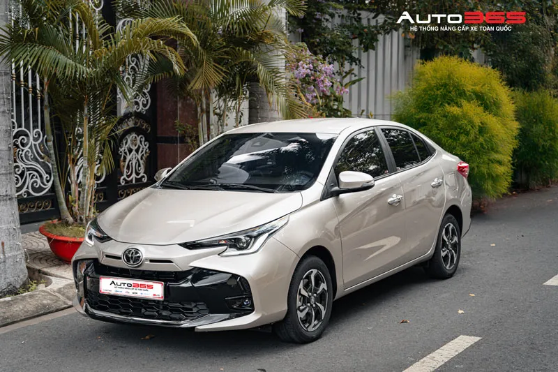 Ngoại quan Toyota Vios màu bạc nhìn từ góc phía trước và bên hông