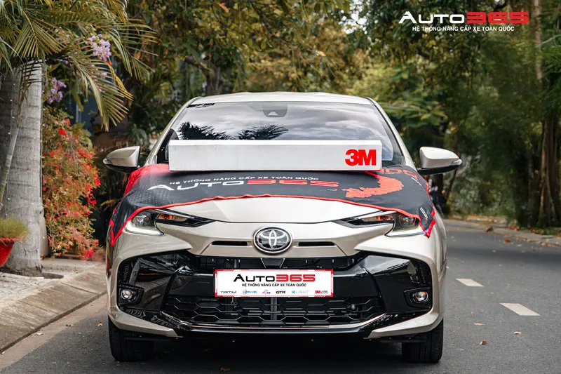 Toyota Vios nhìn chính diện với vật phẩm nhận diện 3M tại khu vực kính lái
