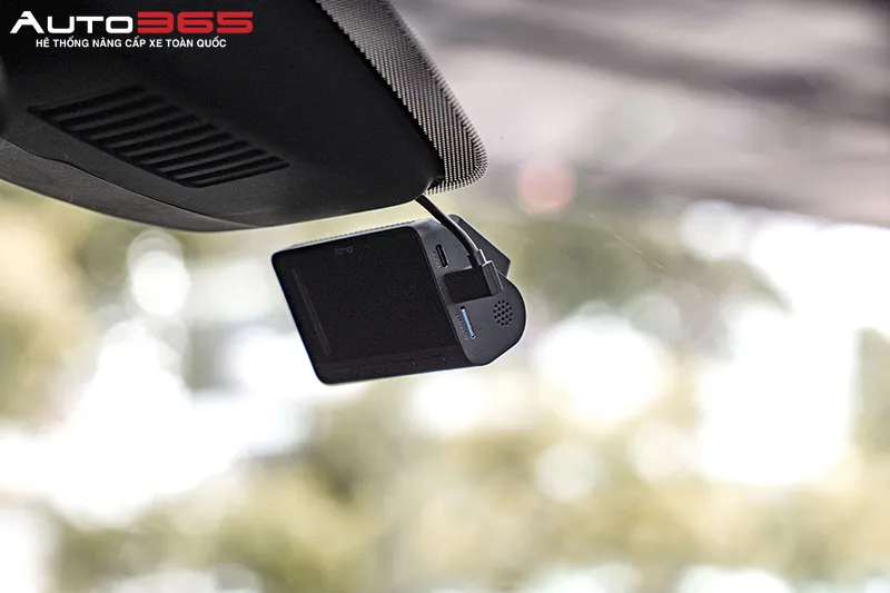 Camera trước gắn trên kính lái, phía sau gương chiếu hậu